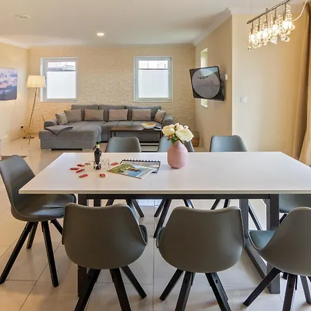 בית נופש Larinae